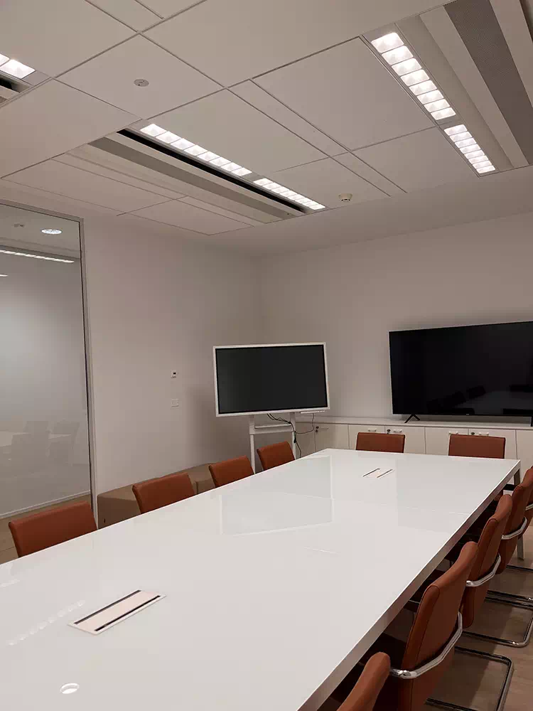sala riunioni completa di arredo
