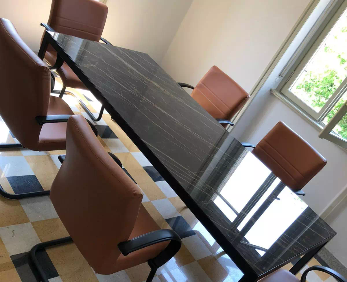 tavolo con sedie ergonomiche per meeting
