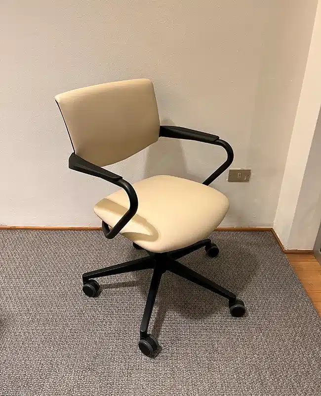 sedia in ecopelle color crema 2