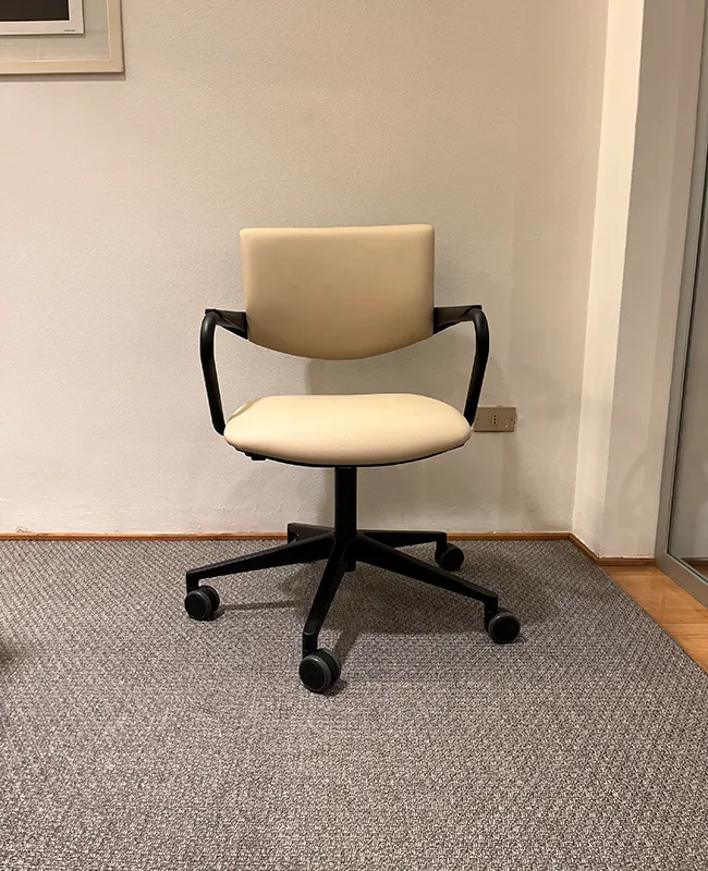 sedia in ecopelle color crema